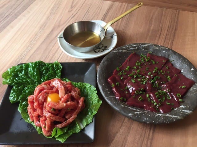 炙りレバーと炙り和牛ユッケ